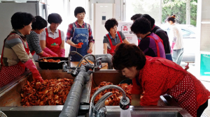 고향생각주부모임 어려운가정 밑반찬 만들기 봉사활동