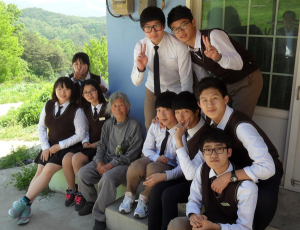안의고, 염소할머니 찾아 어버이날 감사 전해