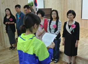 고사리손으로 달아 드린 카네이션