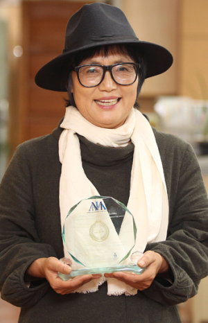함양 예술마을 김향순씨 프랑스서 염색 명장패 수상 