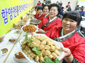 음식 한 점 입에 넣으면 꿈에 그리던 고국의 맛 뭉글뭉글 