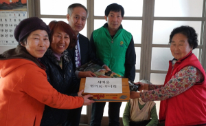 병곡면 새마을협의회, 헌옷 판 수익금 40만원으로 경노모당에 멸치·미역 전달 