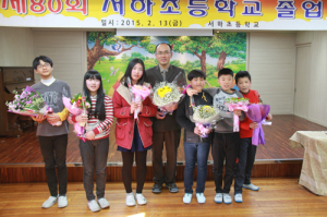 기타선율과 어우러진 졸업식