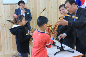 수동초 총동문회, 색소폰 3대 기증 