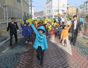 함양경찰서, 개학철 어린이 보행안전을 위한 '엄마손 캠페인' 실시