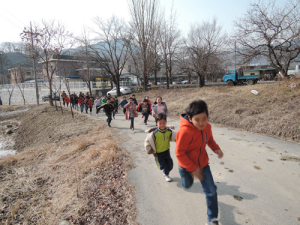 살랑살랑 봄을 느끼며 들길을 달려요!