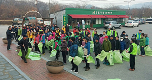 주변 쓰레기 줍고, 오래 방치된 폐비닐 걷고