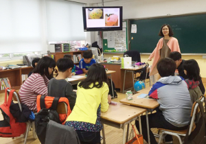 함께 쓰는 우산 함께 사는 세상!