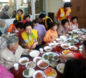 함양읍 용평4리 노모당, 마을 어르신들에게 점심제공