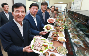 바로 이것이 관광객 입맛 사로잡을 산삼축제의 맛!
