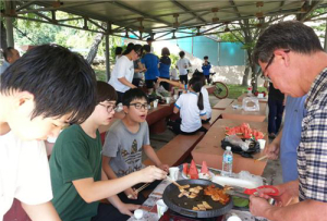 수동중, 친구와 함께하는 삽겹살 파티 열어
