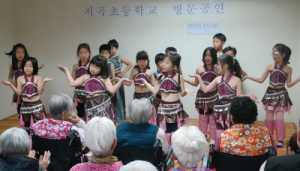할머니, 할아버지 활짝 웃으세요! 