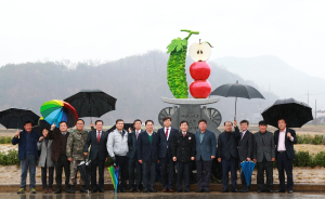 안의면에 항노화 식품 사과·여주 조형물 등장