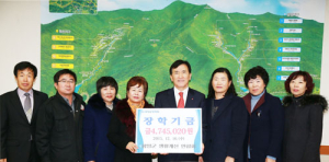 생활개선함양군연합회 돼지저금통성금 474만여원 장학금 기탁