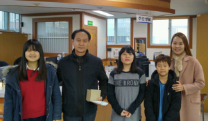학교서 기른 채소팔아 이웃돕기 성금낸 기특한 초등생들