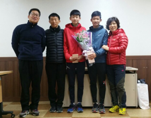 함양마라톤클럽 육상 유망주 운동화 선물