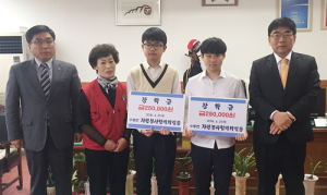 수동면 자원봉사협의회, 수동중학생 2명에 장학금 50만원 