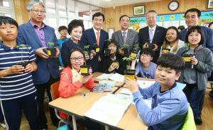 “아~이게 어린산삼이군요. 잘 키울게요!” 
