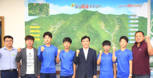 임창호 군수, 중국친선축구대회 출전 함양선수 격려