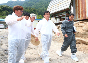 임창호 함양군수, 축산농가 방문 폭염대비 철저 당부 