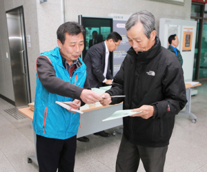 ‘어르신 운전중’스티커 붙이고 안전운전하세요