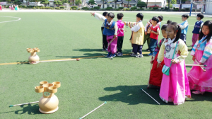 한복을 입고 전래놀이를 즐겨요