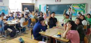 스승과 학생들의 웃음에 행복한 위성초 