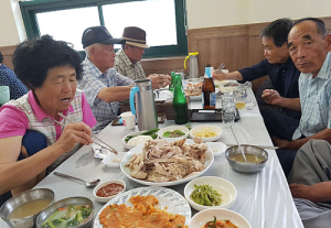 “어르신, 초복 삼계탕 드시고 건강한 여름 보내세요” 