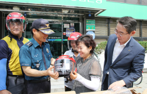 오토바이 교통사망사고 줄이기를 위한 교통안전모 전달식