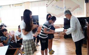 수동중, (주)인산가 장학금 전달식