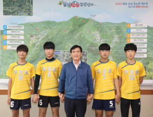 임창호 군수, 미니축구대회 우승 함양중·하계전지훈련팀 격려 