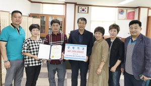 (재)안의면장학회에 장학금 기탁의 손길 이어져 ‘훈훈’
