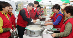 함양군자원봉사협 `사랑의 밥차` 운영