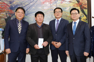 NH농협 함양군지부, 함양군 직원 위해 성금 전달