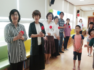 선생님 얼굴에 웃음꽃이 피었습니다