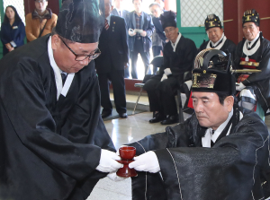 “705인의 넋이여 고이 잠드소서”