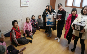 정성과 사랑을 더한 김치,  할아버지 할머니께 전달