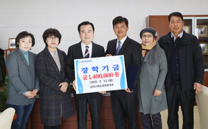 함양군 아동위원협의회 회원들 장학금 기부