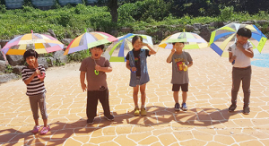 초등돌봄교실 및 지역아동센터 돌봄아동을 위한 우산 제작 전달