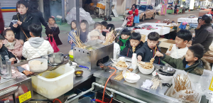 아이들로 북적이는 지리산함양시장 