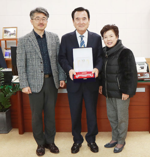 서춘수 함양군수 (사)한·중앙아 친선협회 감사패 받아