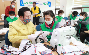 새마을운동함양군지회, 함양군자원봉사센터 ‘면 마스크’ 제작 봉사