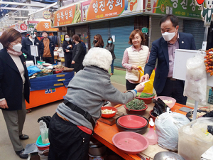 수동면사무소 지역경제 활성화 ‘시장가는날’ 적극 동참