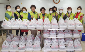 사랑과 정성으로 만든 밑반찬 어려운 60가구에 전달