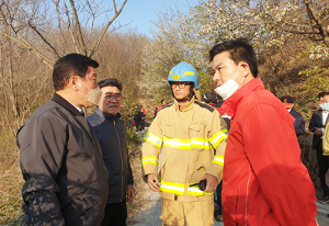 김태호 후보, 함양 산불 소식에 모든 선거일정 중단하고 진화 요원 격려