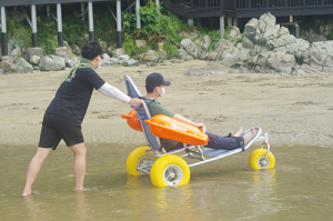 장벽 없는 함양 만들기(7) 휠체어로 부산 바다 체험 ‘복지플랜’