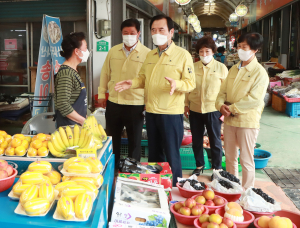 서춘수 함양군수, 코로나19 경제 살리기 전통시장 상인 격려 
