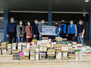 (사)꿈과 희망을 키우는 사람들, 함양중학교에 도서 900권 기증