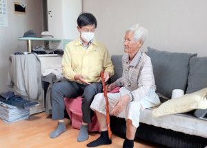함양읍, 101세 어르신께 장수지팡이 ‘청려장’ 전달