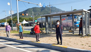 함양군 수동면주민자치위, 버스 승하차장 사회적 거리두기 홍보물 부착
